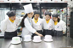 学做蛋糕到哪里学校好还是店里好,蛋糕制作，学校培训与店铺学徒的优劣对比