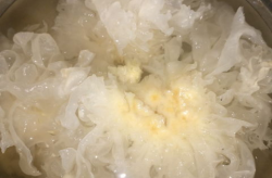 正确的银耳莲子汤做法,传统滋补佳品的制作与功效解析