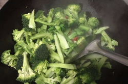 西兰花怎么炒好吃简单,炒出美味西兰花的秘诀